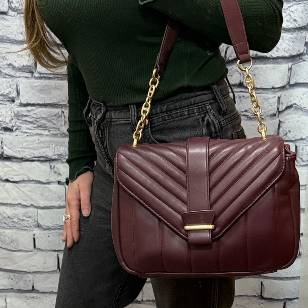 * Elegant Burgundy Quilted Shoulder Bag